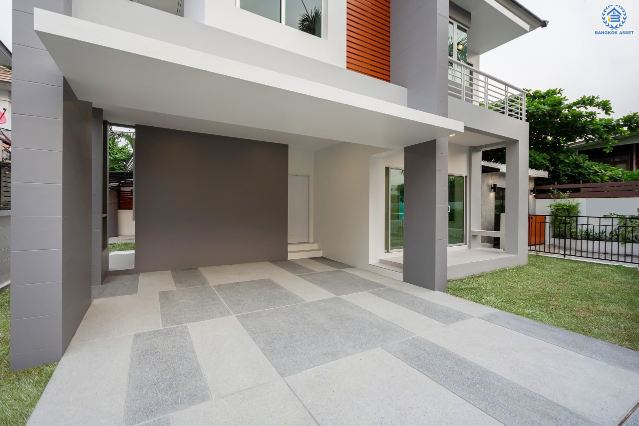 บ้านมือสองตกแต่งใหม่ ม.วิลล่าการ์เด้น1 รัตนาธิเบศร์ หลังมุม เนื้อที่ 64.1 ตร.ว. ฟังก์ชัน 4 ห้องนอน 3 ห้องน้ำ 2 ที่จอดรถ บนทำเลเดินทางสะดวก เชื่อมต่อถนนรัตนาธิเบศร์, ถนนราชพฤกษ์, ถนนกาญจนาภิษก ใกล้เซ็นทรัลเวสต์เกต รถไฟฟ้าสายสีม่วง "สถานีบางพลู" และ ทางด่วน "กาญจนาภิเษก"